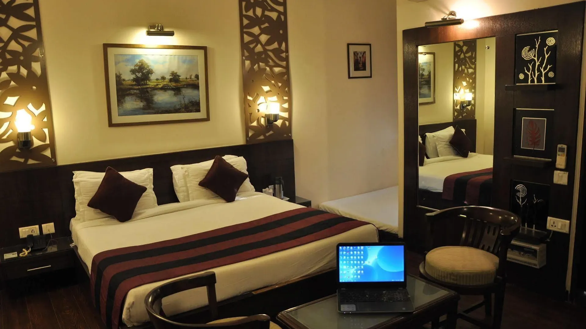 **** Otel Crystal Inn Agra  Hindistan
